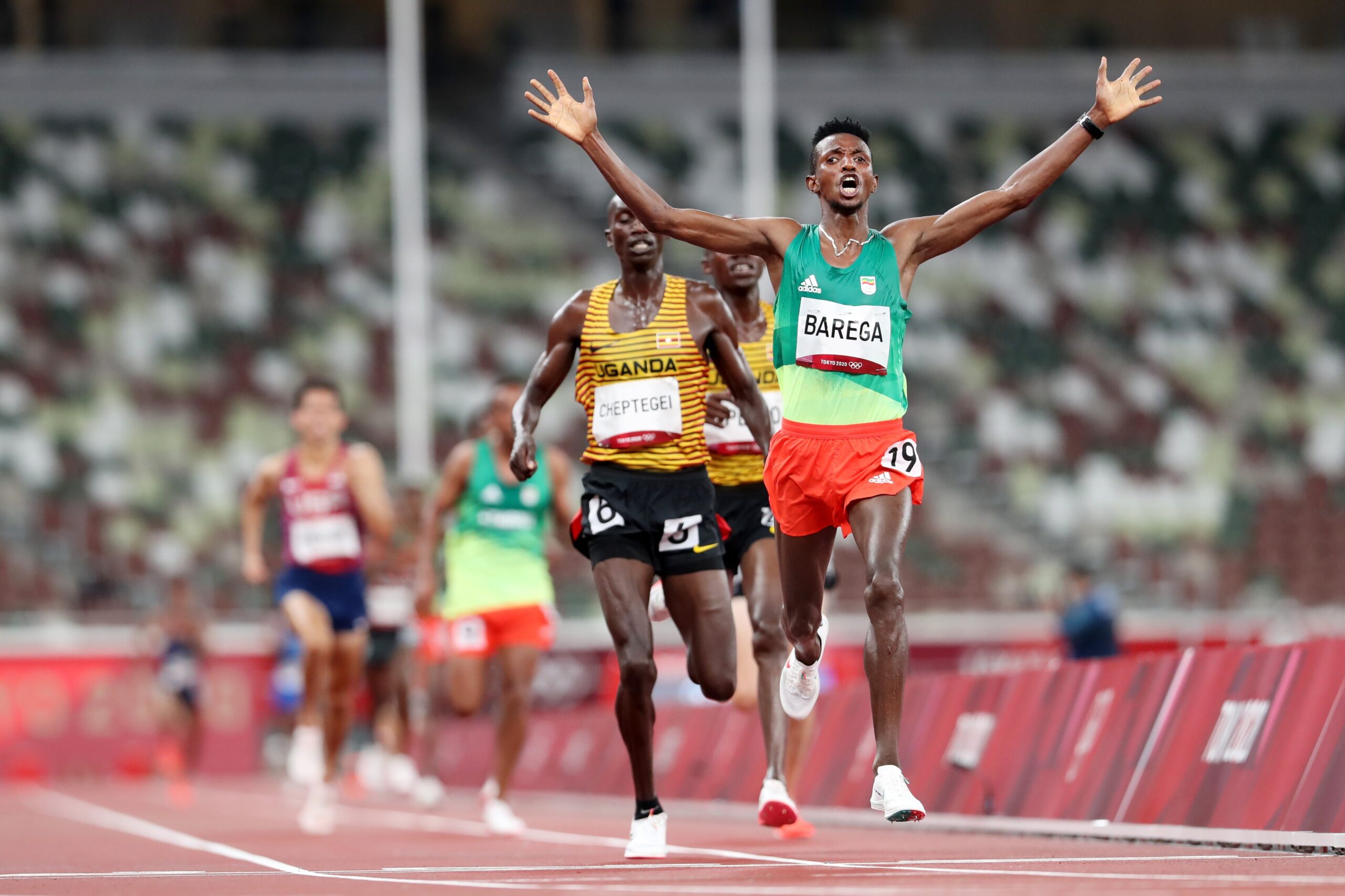 10000 metros: El etíope Barega le gana a Cheptegei y a Kiplimo y es oro