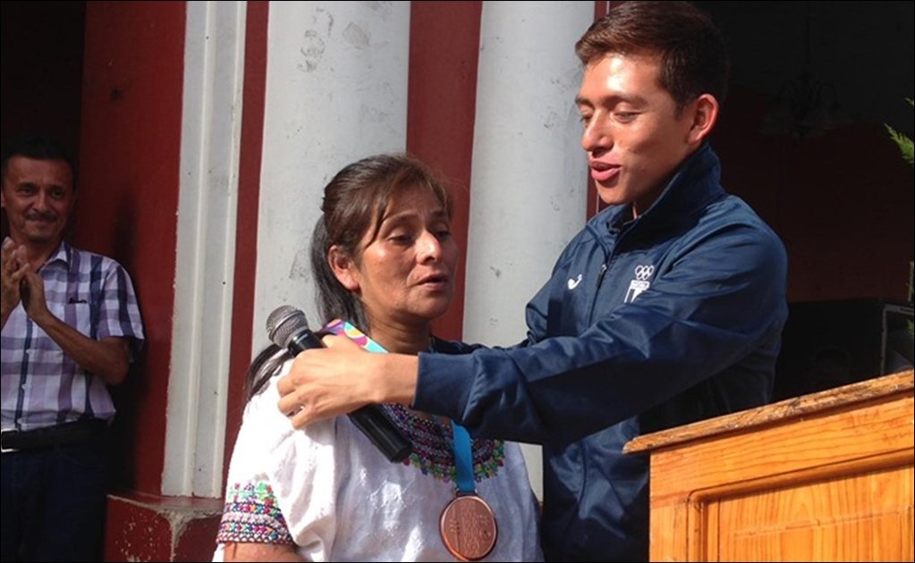 Atleta le regala la medalla a su madre por haberlo criado sola