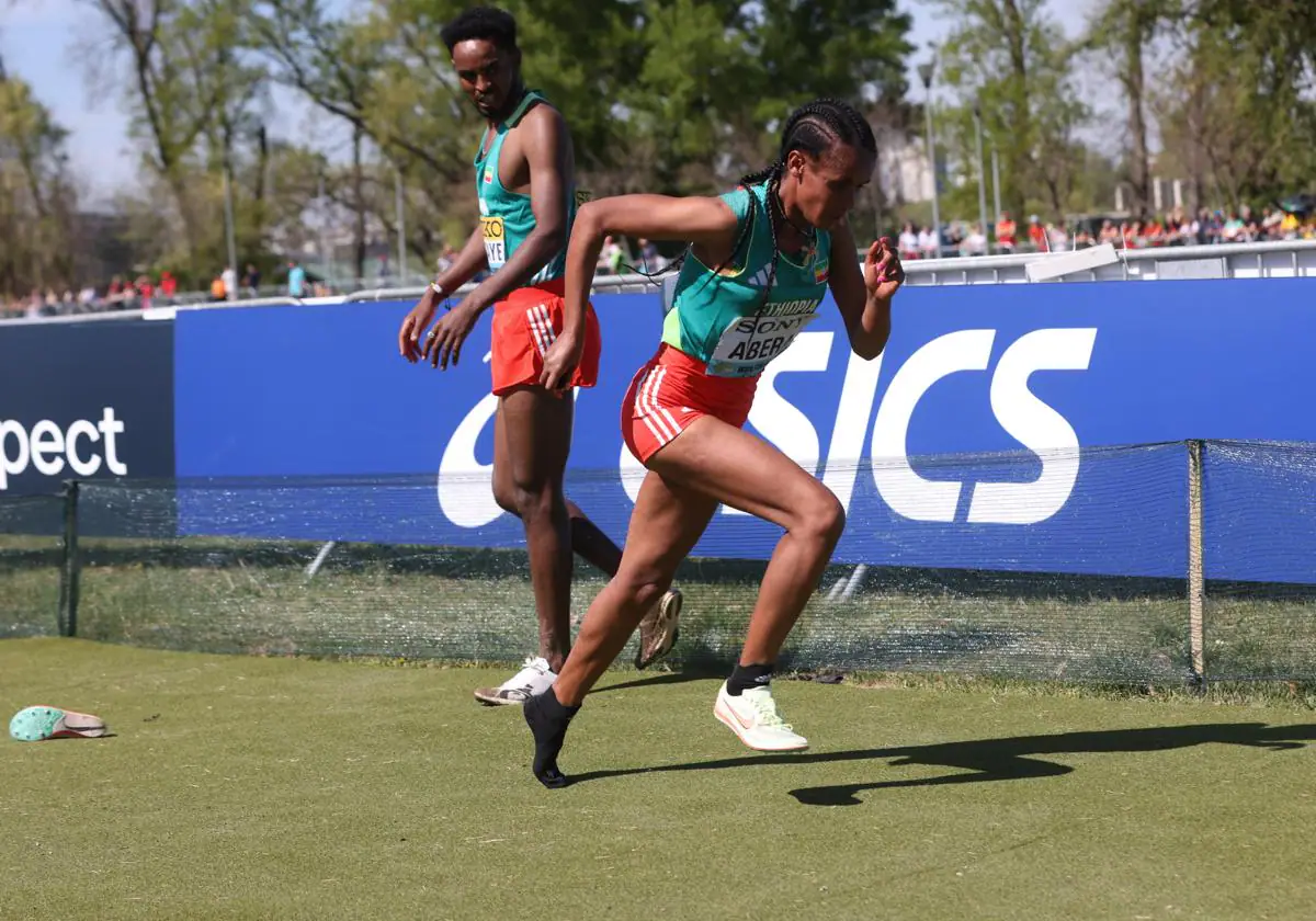 La etíope Abera gana la medalla de plata del relevo mixto del mundial de cross sin una zapatilla
