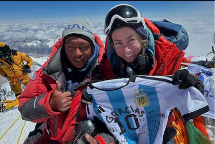 Una argentina hizo cumbre en el Everest y rompió un récord mundial