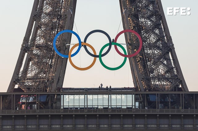 La torre Eiffel luce los aros olímpicos