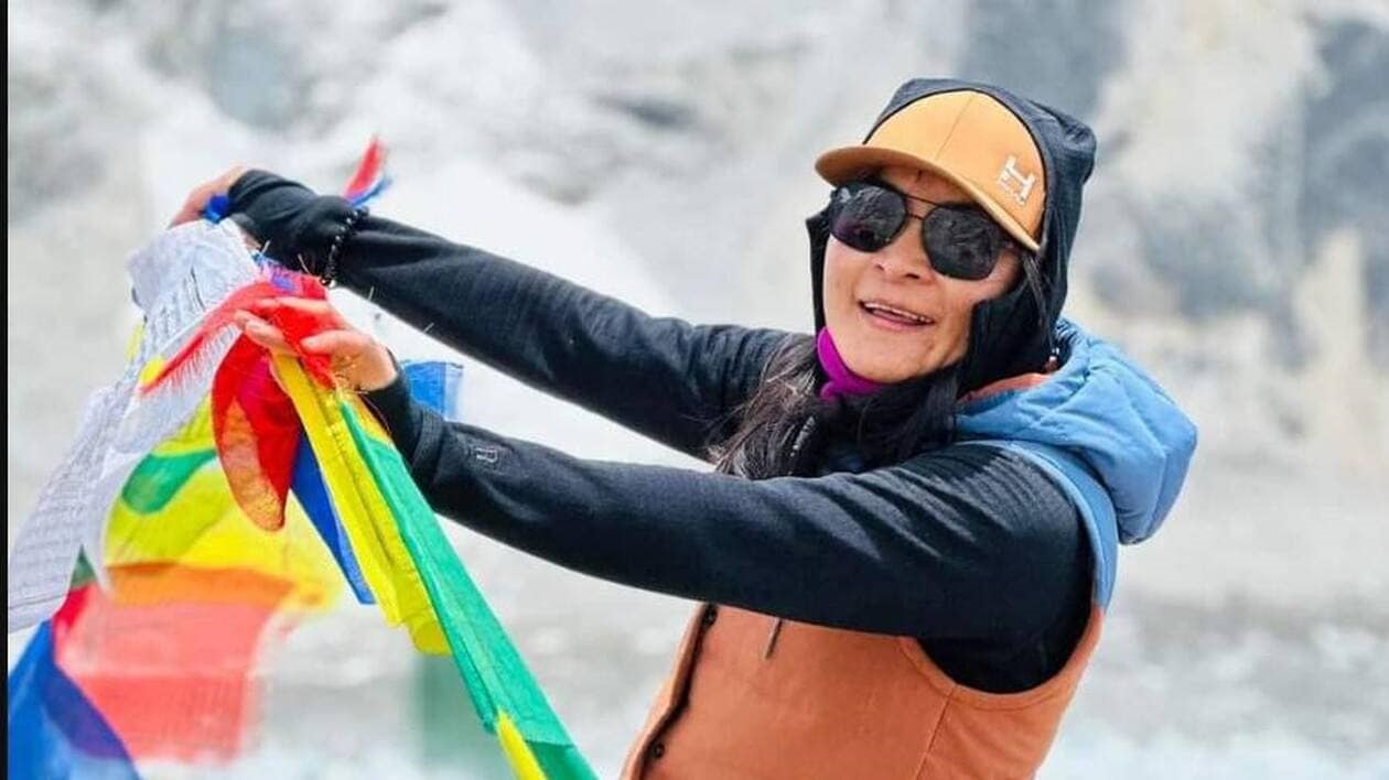 Alpinista del Monte Everest establece récord de ascenso más rápido realizado por una mujer