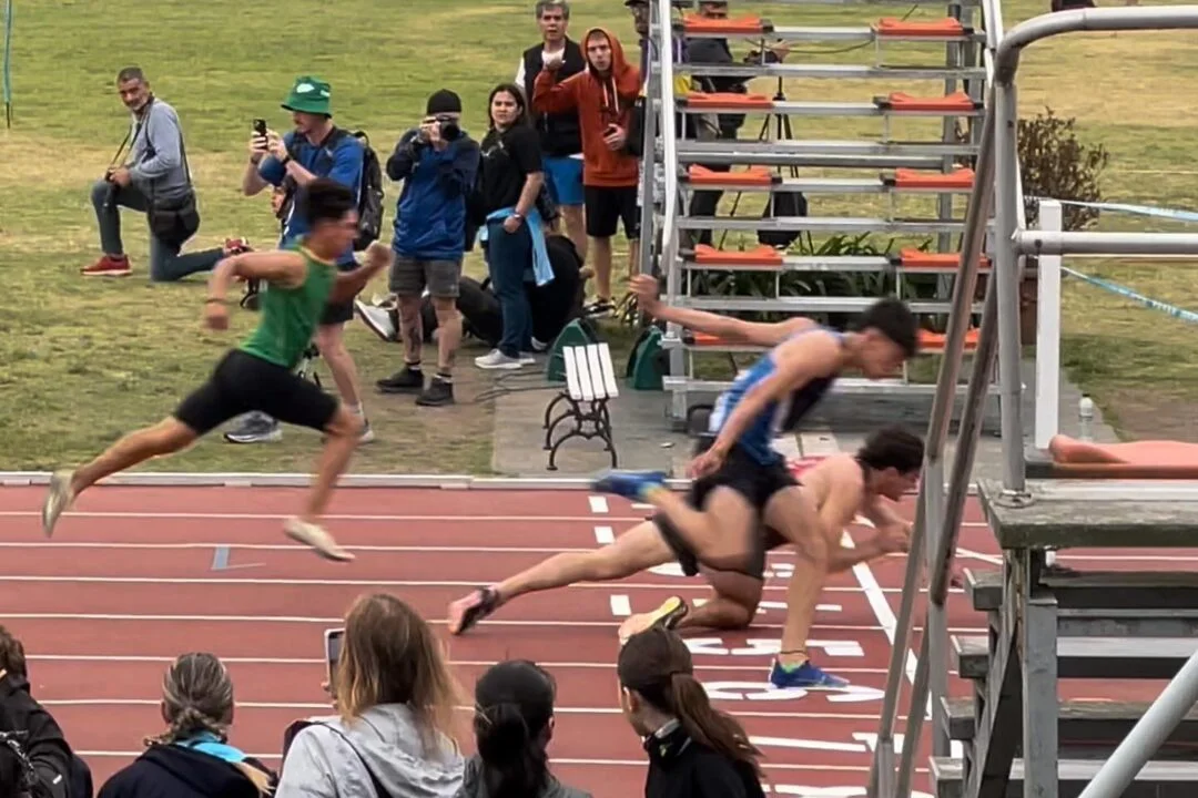 Atletismo: Un corredor se rompe el tendón de Aquiles y se tira de cabeza para ganar